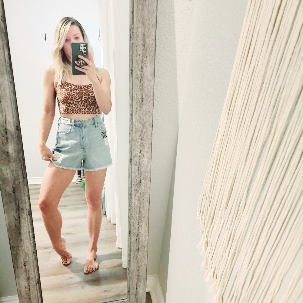 Hollister Ultra HR Light Wash Patched Curvy Vintage Relaxed Mom Shorts 0/24 - Picture 3 of 11